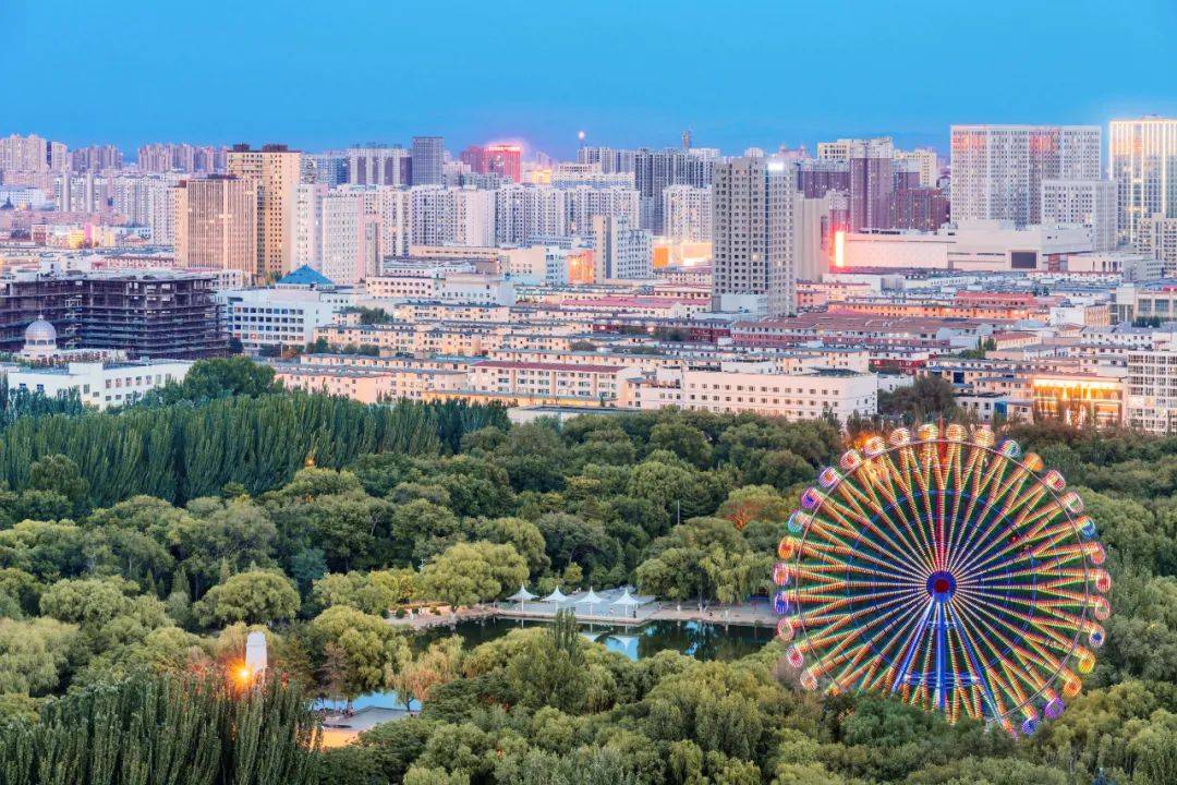 油纸伞下呼和浩特,寻梦古老街巷